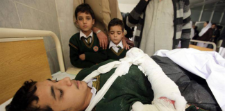 jovem atingido por explosão em escola no paquistão