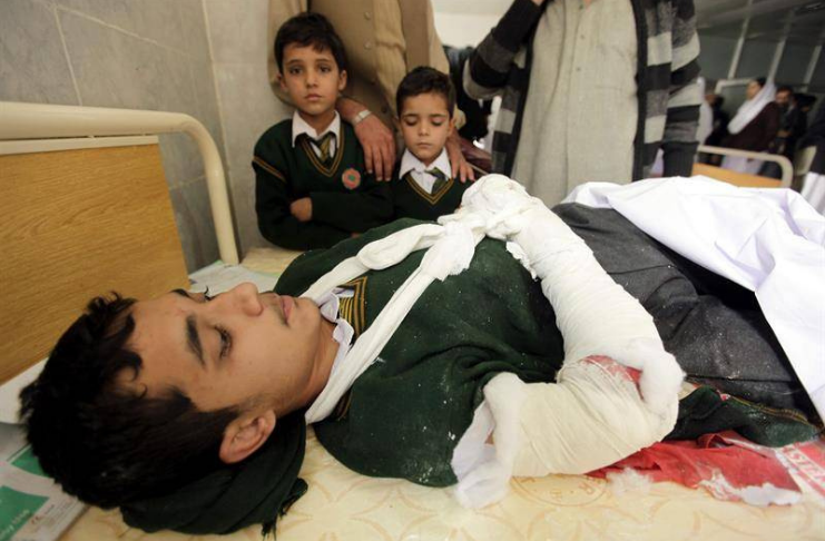 jovem atingido por explosão em escola no paquistão