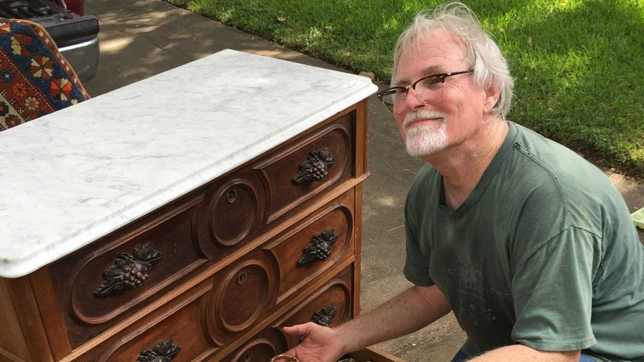 Após de ouvir um barulho de dentro de uma cômoda de madeira, este homem descobriu um compartimento oculto cheio de tesouros valiosos