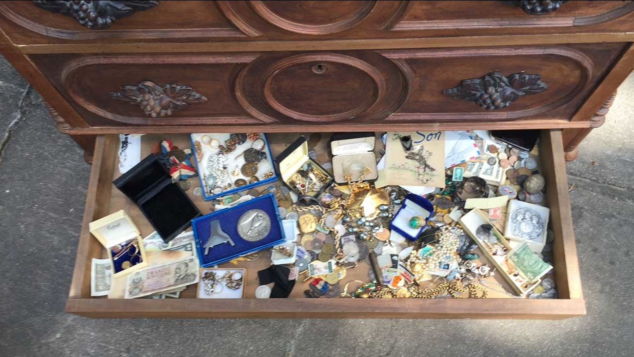 Após de ouvir um barulho de dentro de uma cômoda de madeira, este homem descobriu um compartimento oculto cheio de tesouros valiosos