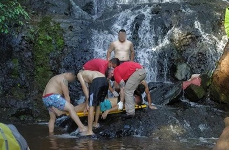 Brasileiro morre depois de escorregar da cachoeira enquanto tira selfie