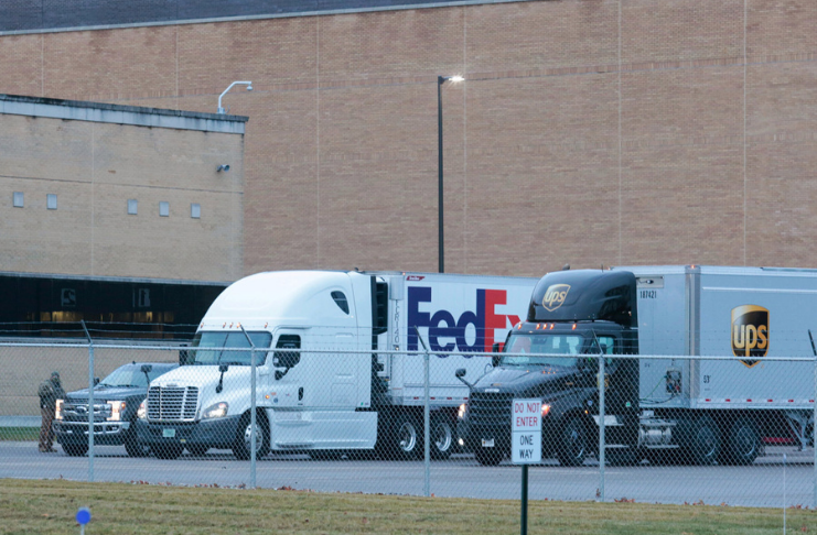 Trump agradece UPS e funcionários da FedEX pela entrega rápida da vacina COVID