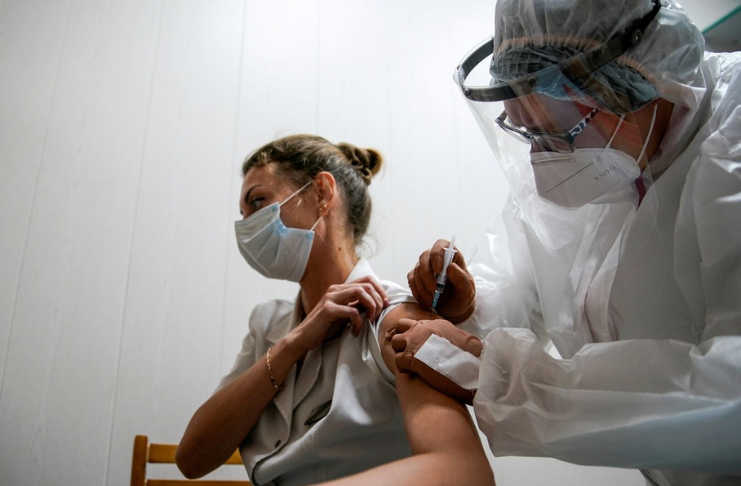 Rússia inicia vacinação em massa de COVID-19