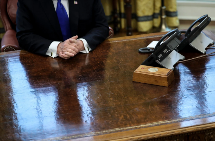 O presidente Biden parece remover o botão da Coca Diet de Trump do Salão Oval