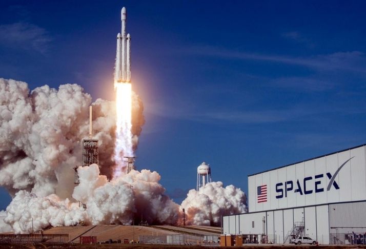 Amazon e Space X: Musk e Bezos competem por satélite e posição no mercado