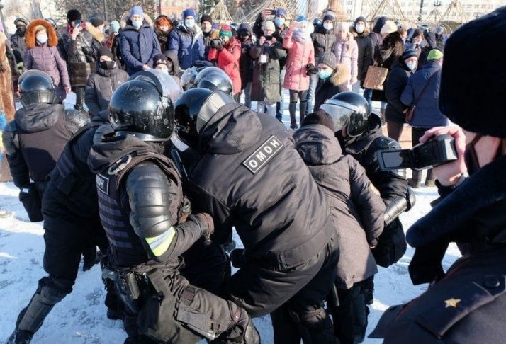 Polícia russa intensifica a pressão sobre líder da oposição Alexei Navalny e seus apoiadores