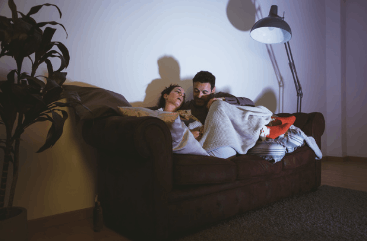 Os americanos estão assistindo programas de TV que odeiam para evitar discutir com seus parceiros