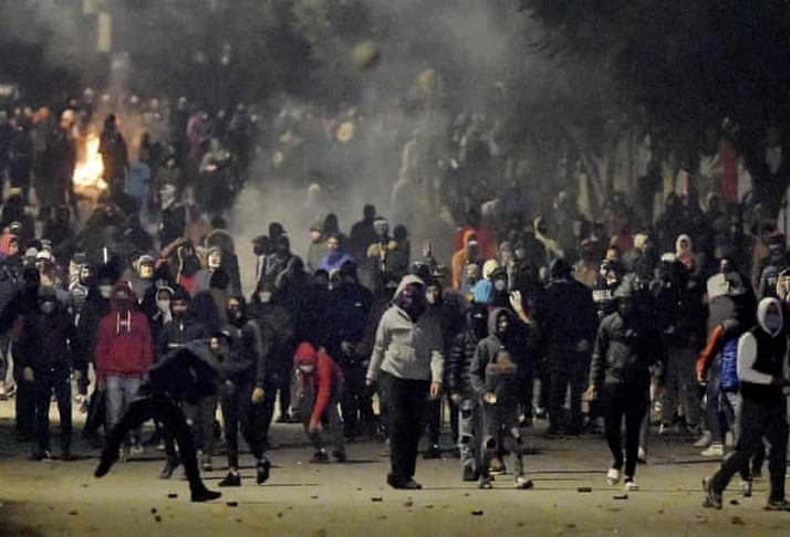 Centenas de manifestantes contra o "estado policial"  vão às ruas da Tunísia