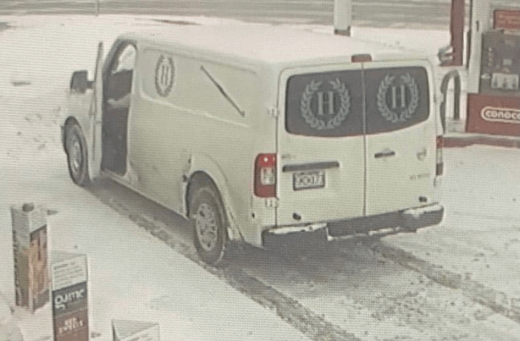 Van da agência funerária do Missouri carregando corpo roubado do estacionamento da loja